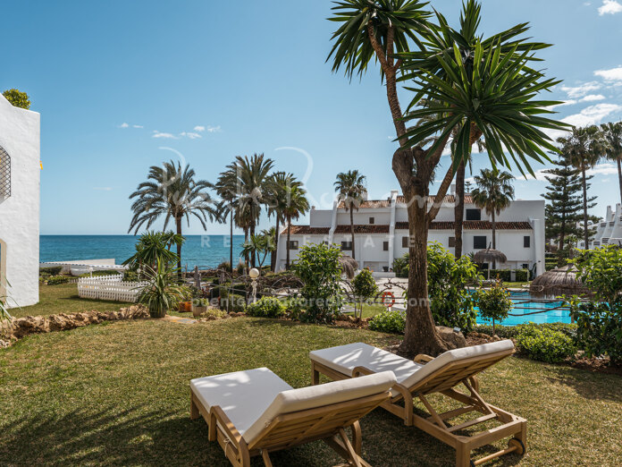 Apartamento en primera línea de playa en Coral Beach, en la Milla de Oro de Marbella