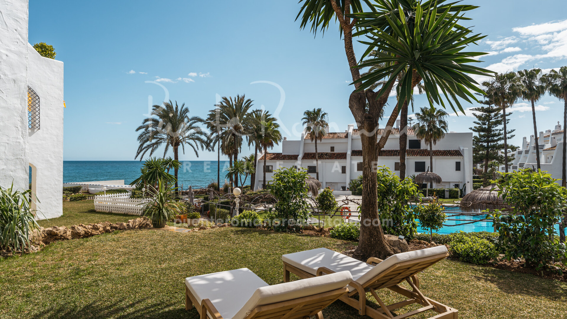 Apartamento en primera línea de playa en Coral Beach, en la Milla de Oro de Marbella