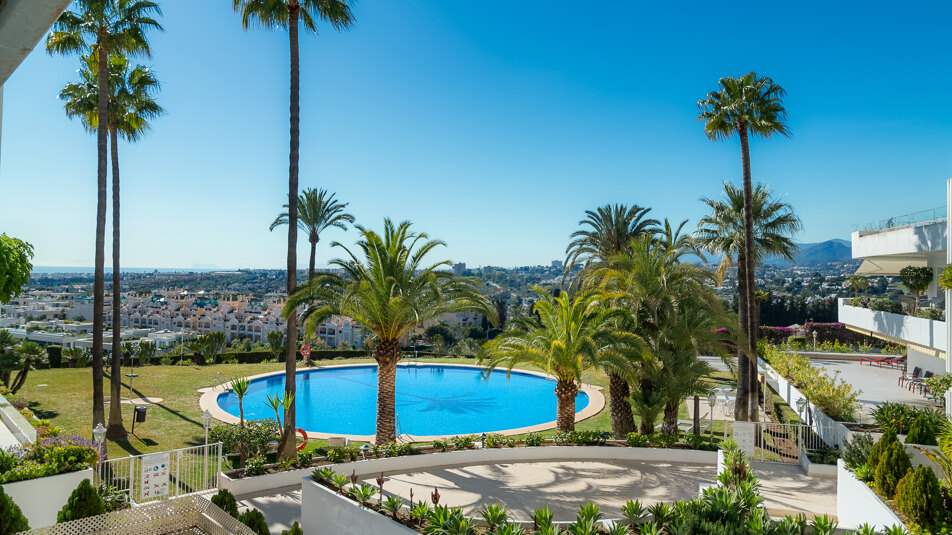 Elegant apartment with sea views in Las Terrazas de Las Lomas, Marbella’s Golden Mile