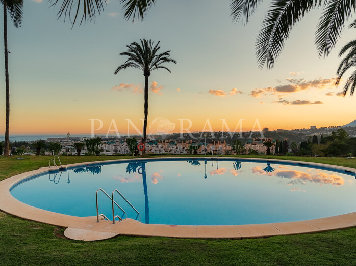 Elegant appartement met zeezicht in Las Terrazas de Las Lomas, de Golden Mile van Marbella