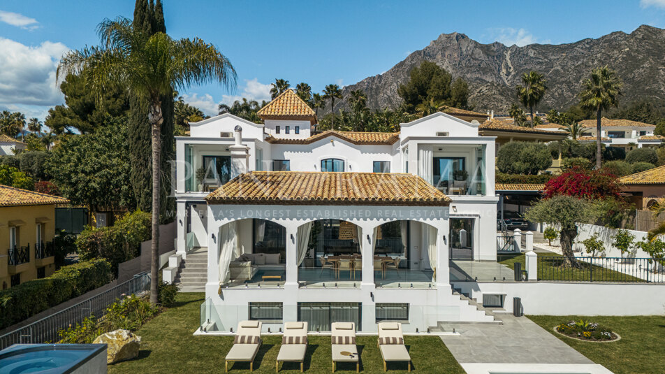 Elegant villa in a gated community in Altos Reales