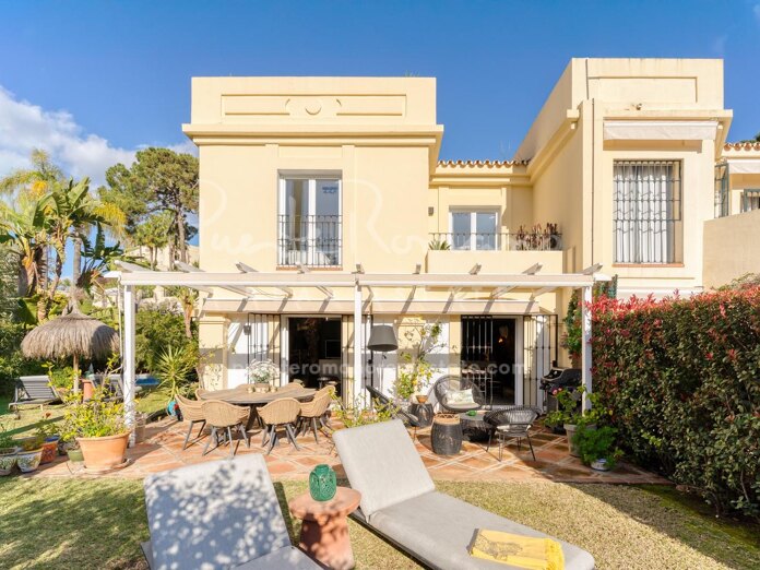 Chalet adosado en esquina con piscina privada en primera línea de golf en La Quinta