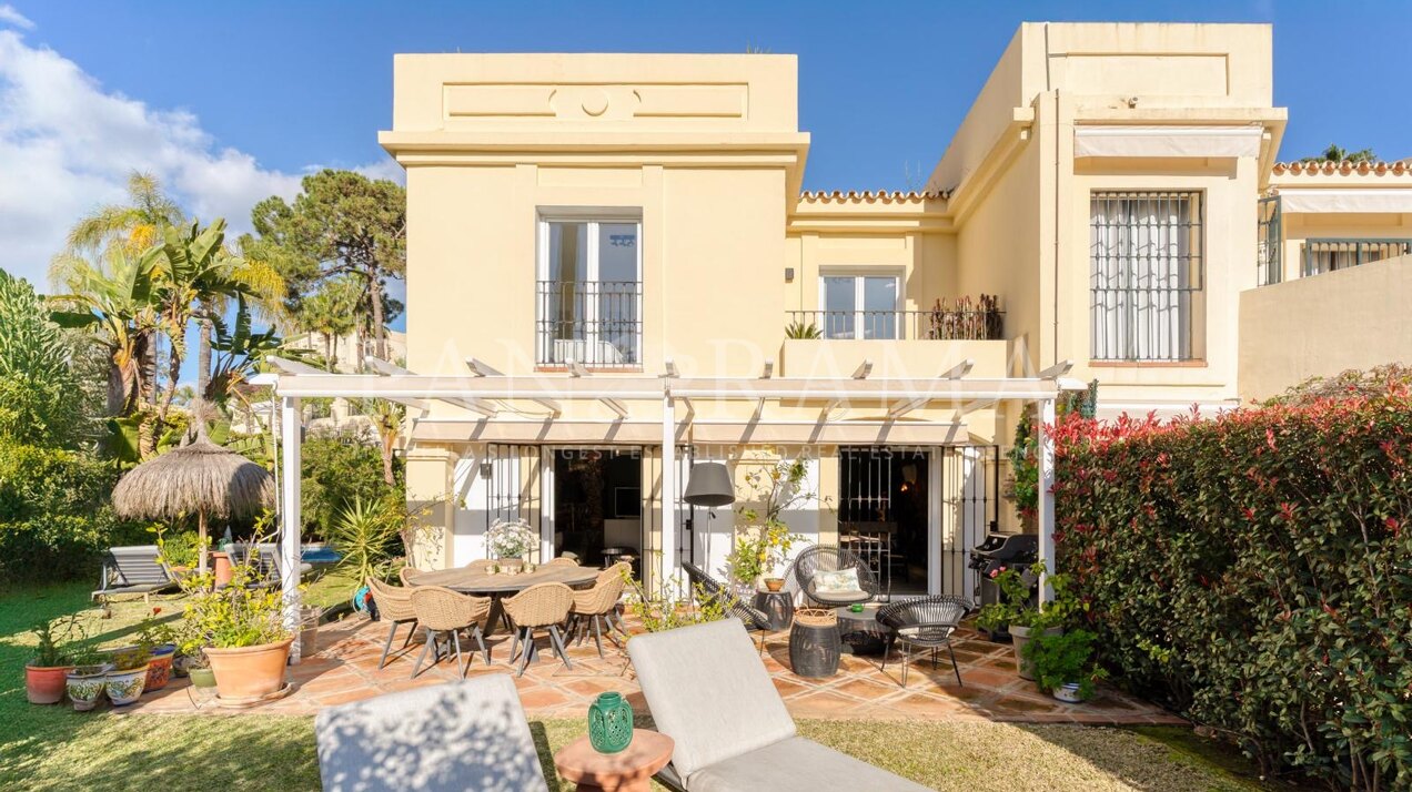 Corner townhouse with private pool on the front line golf in La Quinta