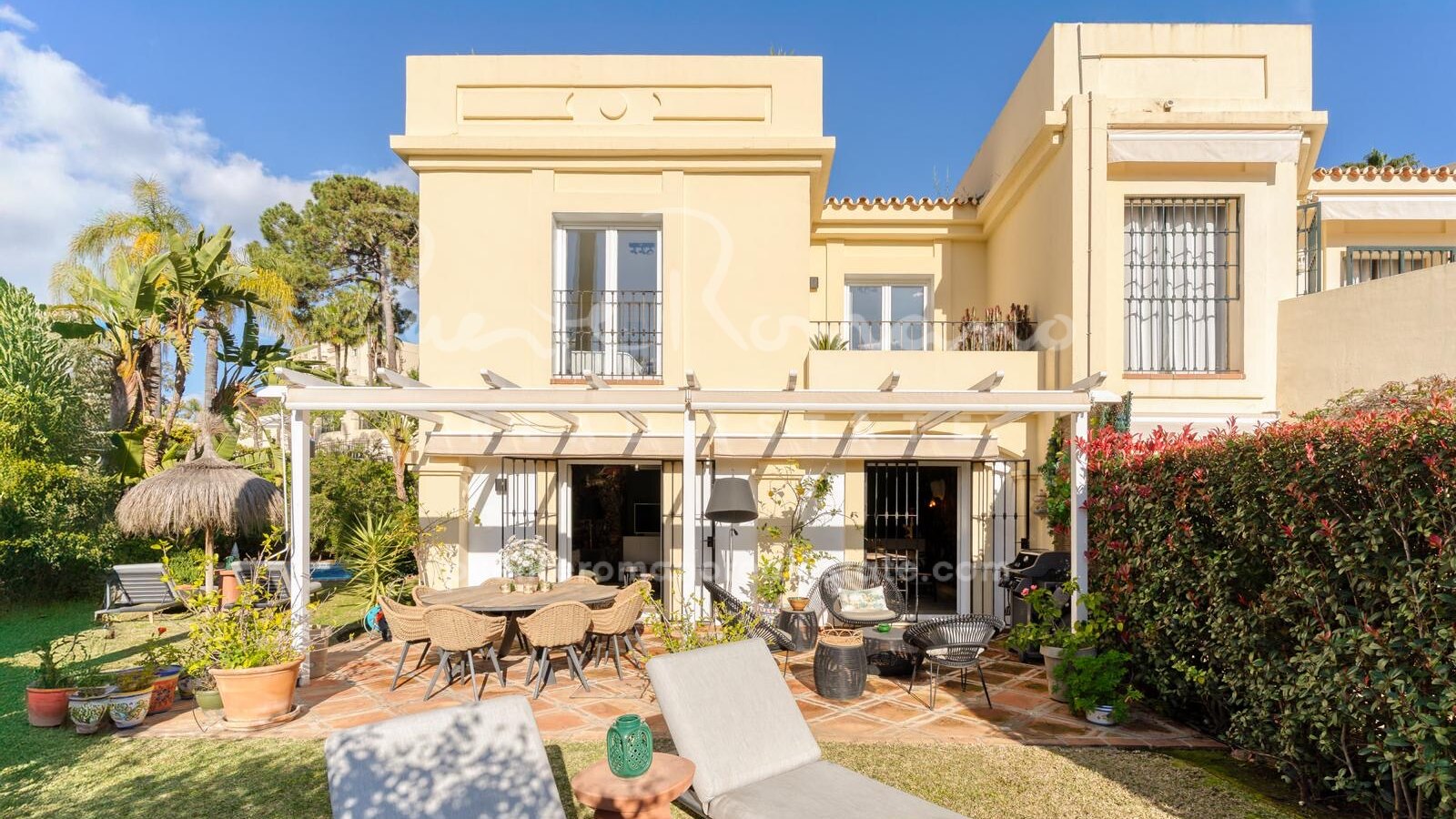 Corner townhouse with private pool on the front line golf in La Quinta