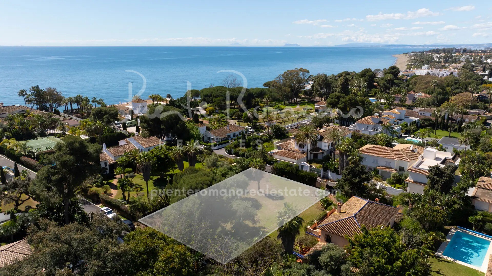 South-facing plot with approved project for luxury villa in El Paraíso