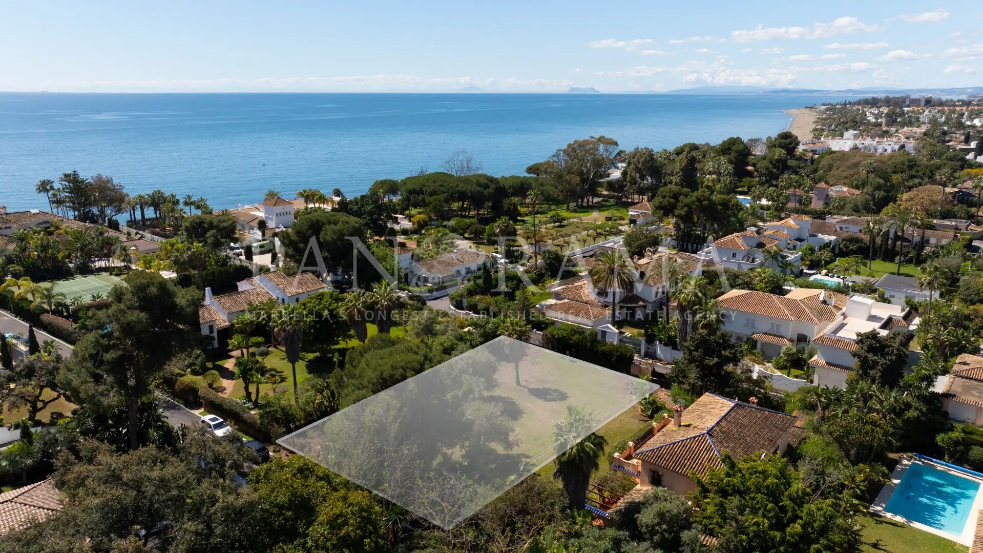 Op het zuiden georiënteerd perceel met goedgekeurd project voor luxe villa in El Paraíso