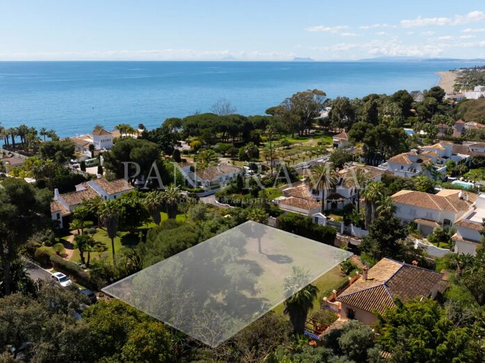 Südlich ausgerichtetes Grundstück mit genehmigtem Projekt für eine Luxusvilla in El Paraíso