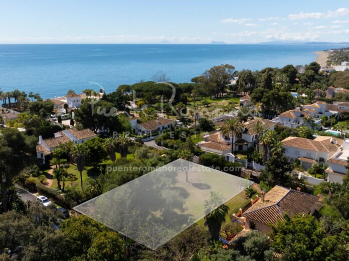 South-facing plot with approved project for luxury villa in El Paraíso