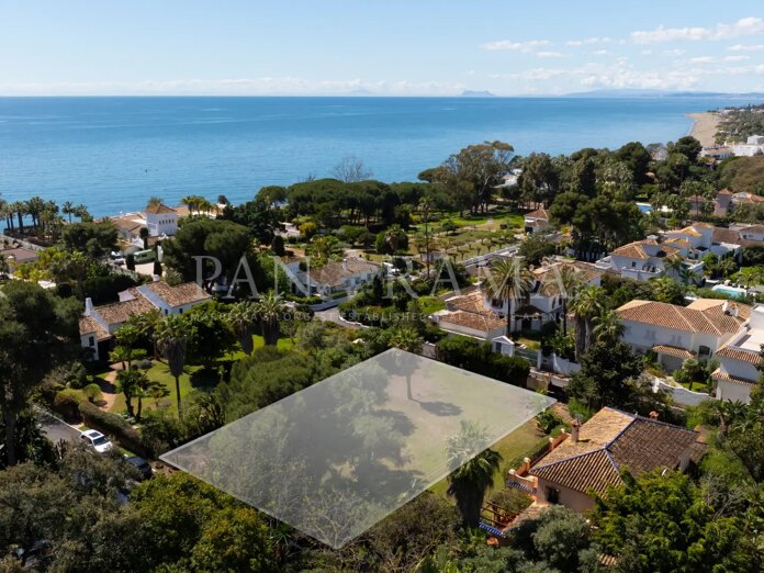 South-facing plot with approved project for luxury villa in El Paraíso