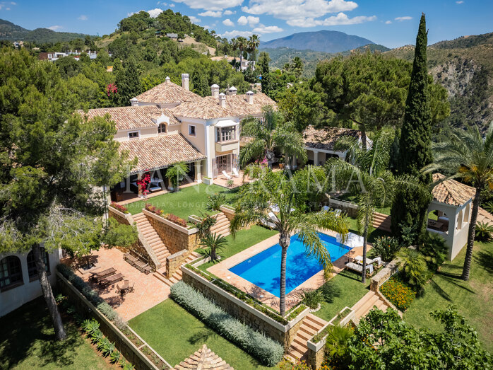 Villa Goya, een spectaculair mediterraan landgoed met panoramisch zeezicht en een privétennisbaan in El Madroñal