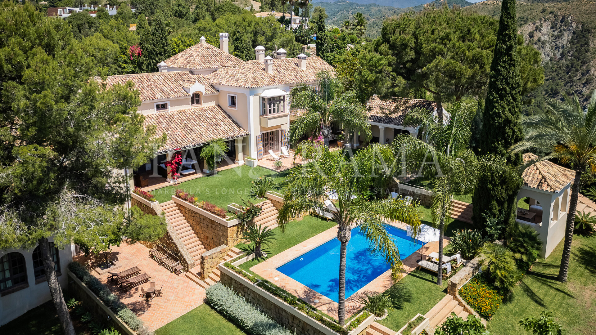 Villa Goya, un domaine méditerranéen spectaculaire avec vue panoramique sur la mer et court de tennis privé à El Madroñal