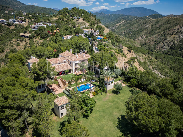 Villa Goya, ein spektakuläres mediterranes Anwesen mit Panoramablick auf das Meer und privatem Tennisplatz in El Madroñal