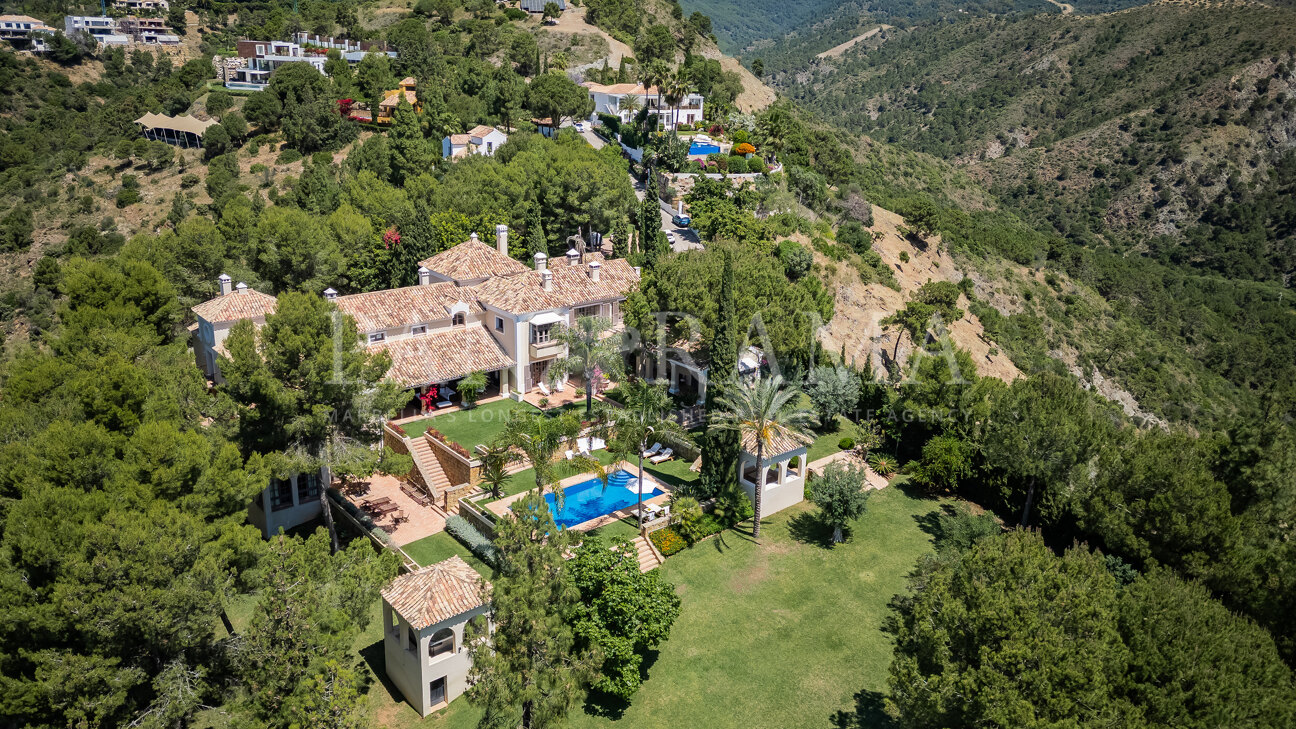 Villa Goya, ein spektakuläres mediterranes Anwesen mit Panoramablick auf das Meer und privatem Tennisplatz in El Madroñal