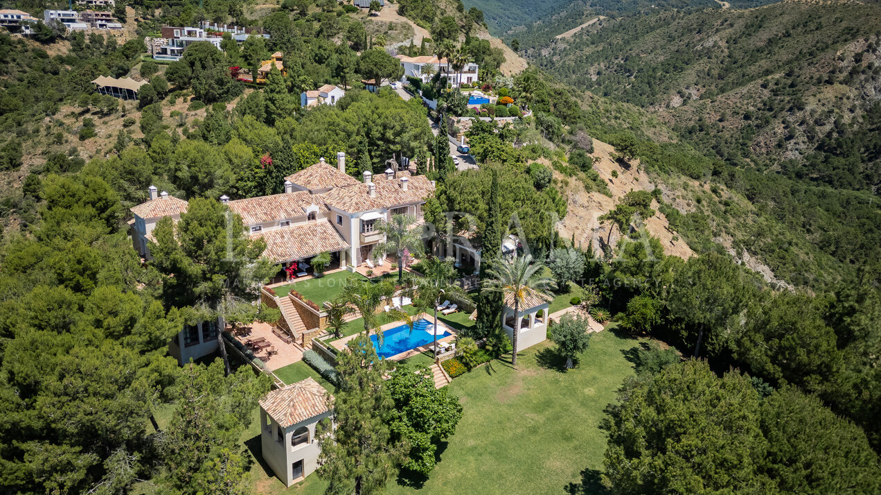 Espectacular villa de estilo Mediterráneo con vistas panorámicas al mar y pista de tenis privada en El Madroñal