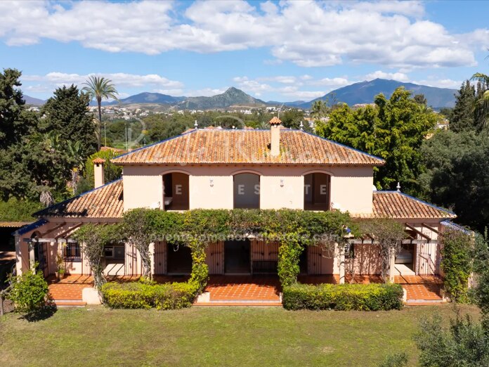 Charming beachside villa with Investment Potential in Paraiso Barronal, Estepona