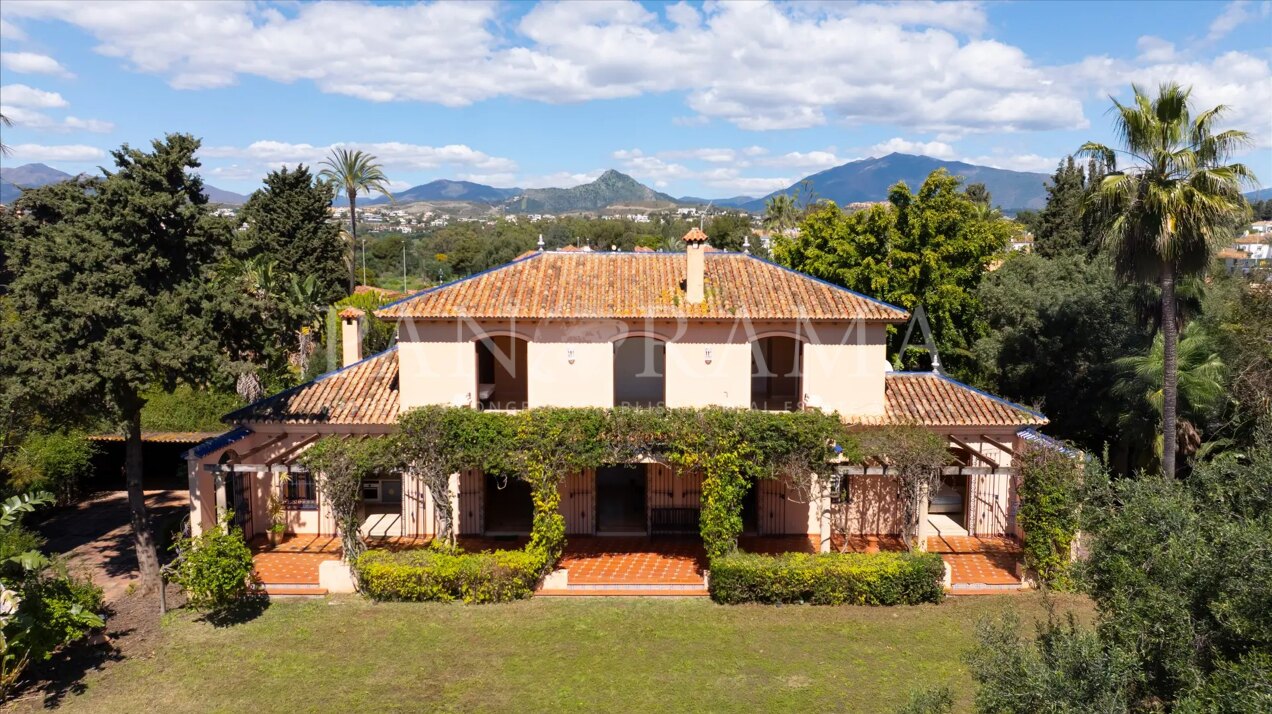 Encantadora villa junto a la playa con potencial de inversión en Paraíso Barronal, Estepona