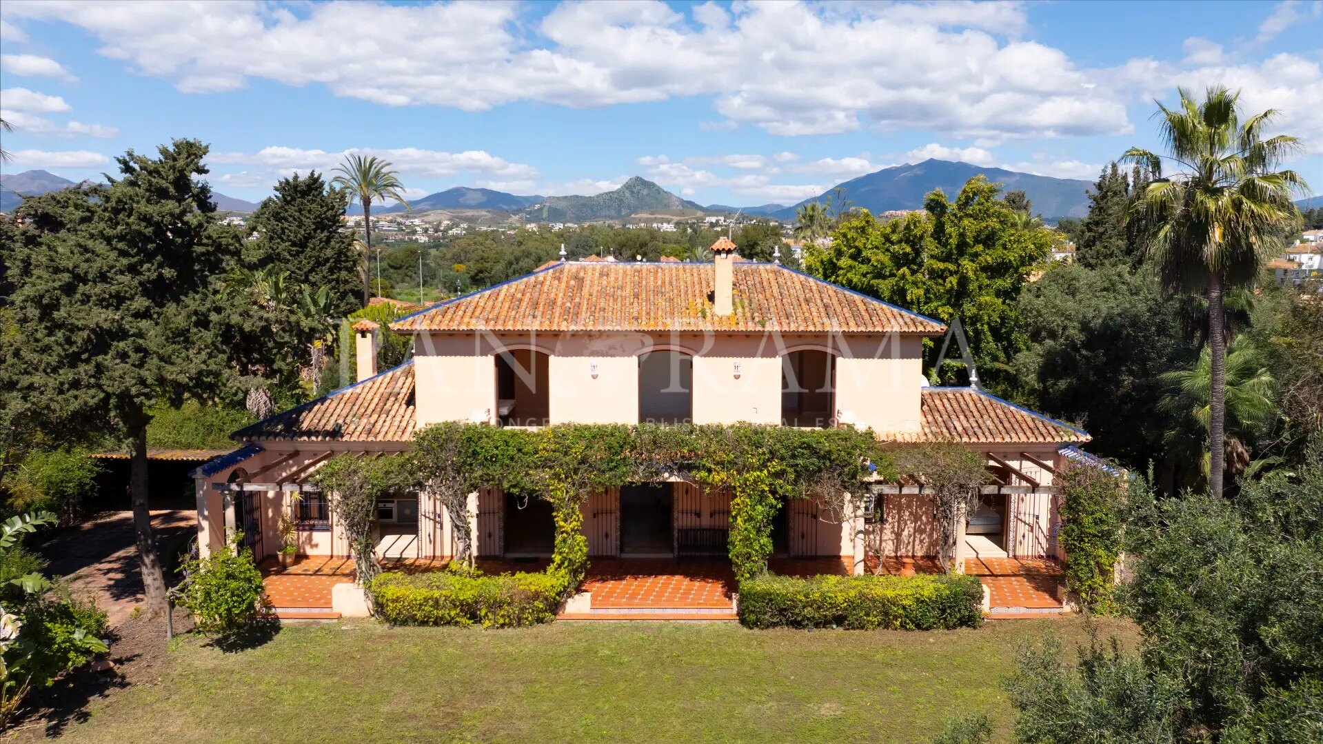 Charmante villa aan het strand met investeringspotentieel in Paraiso Barronal, Estepona