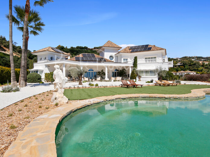 Elegante villa mediterránea con vistas panorámicas al mar en La Zagaleta