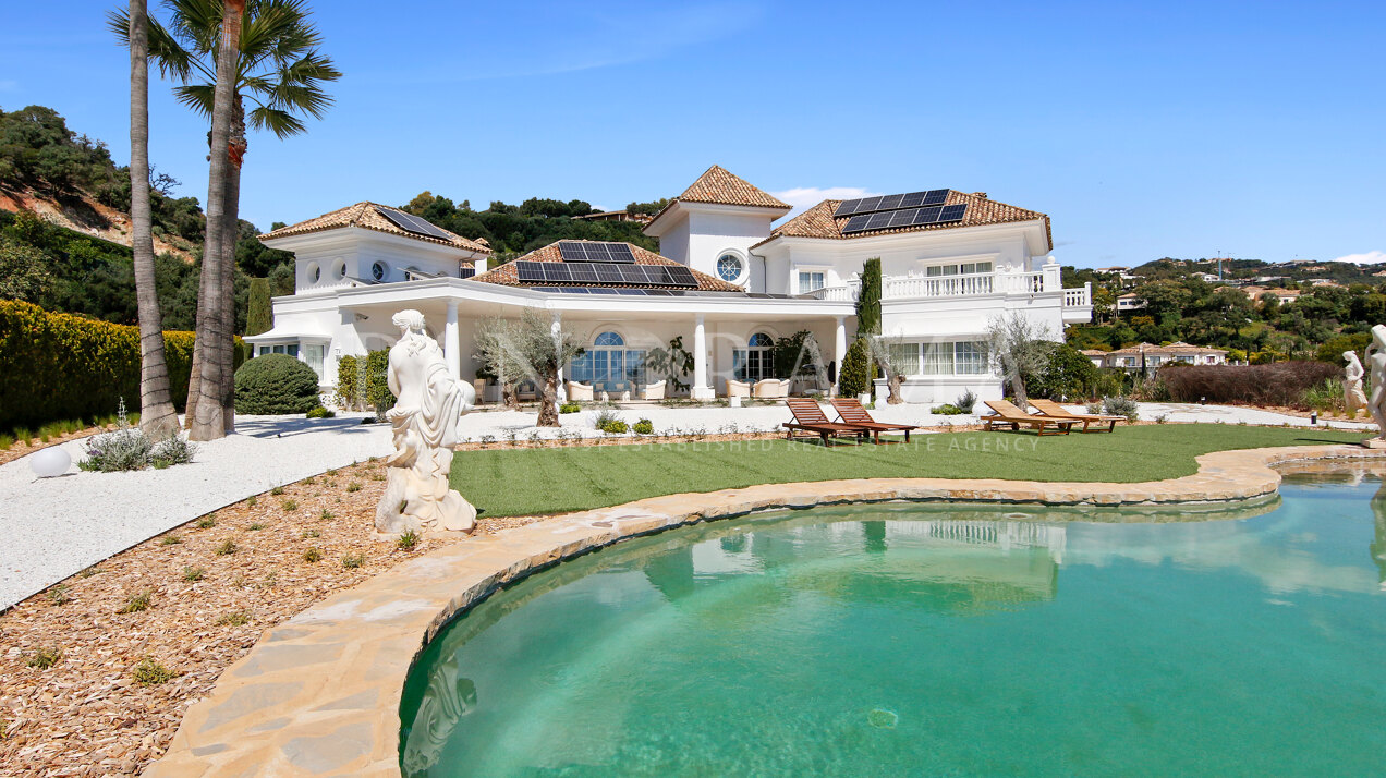 Elegante mediterrane Villa mit Panoramablick auf das Meer in La Zagaleta