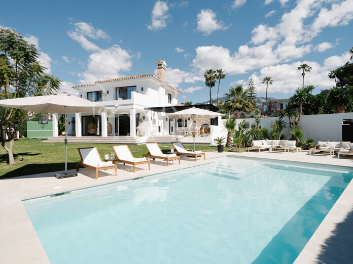 Villa moderna con vistas abiertas al campo de golf en Nueva Andalucía