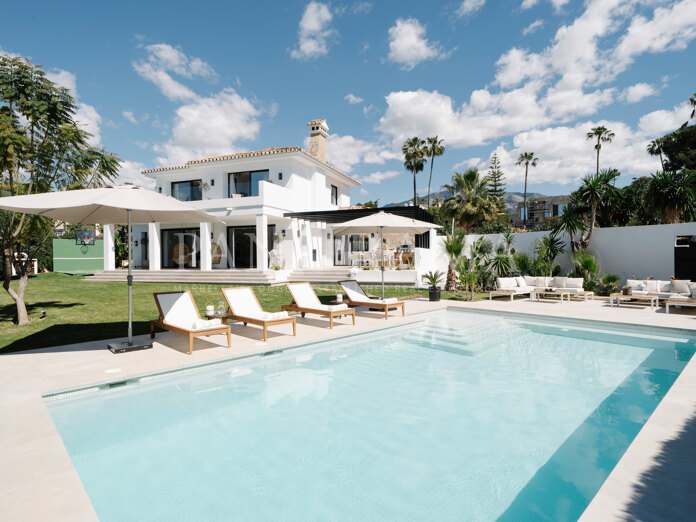 Moderne Villa mit freiem Blick über den Golfplatz in Nueva Andalucía