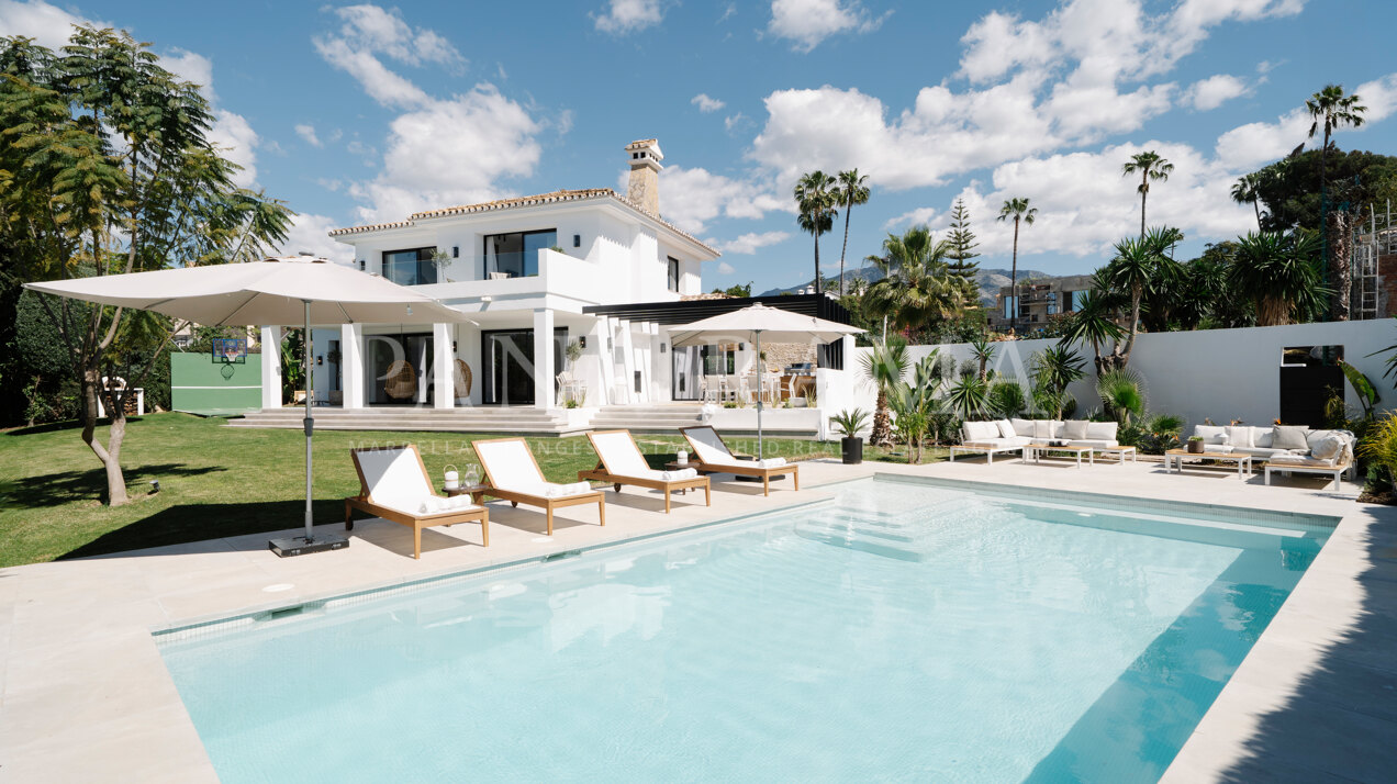 Villa moderna con vistas abiertas al campo de golf en Nueva Andalucía