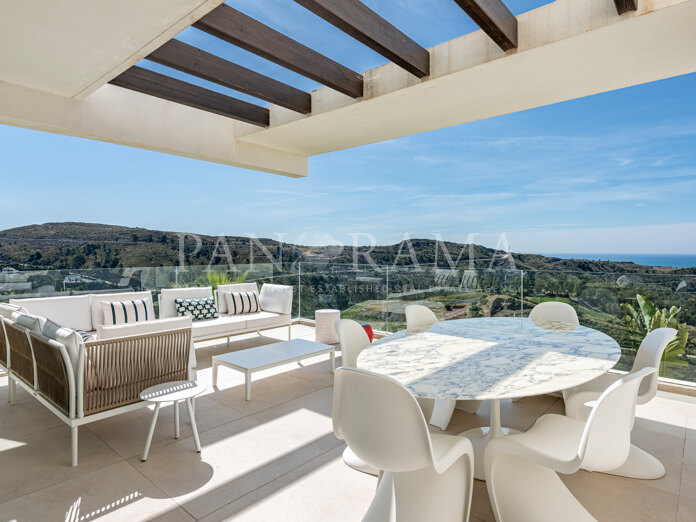 Lujoso apartamento en primera planta en Marbella Club Hills, Benahavís