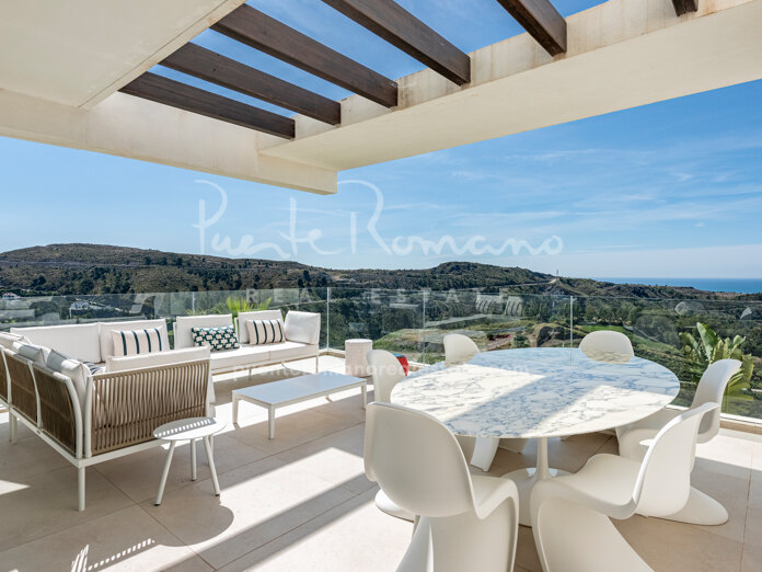 Luxurious first-floor apartment in Marbella Club Hills, Benahavís