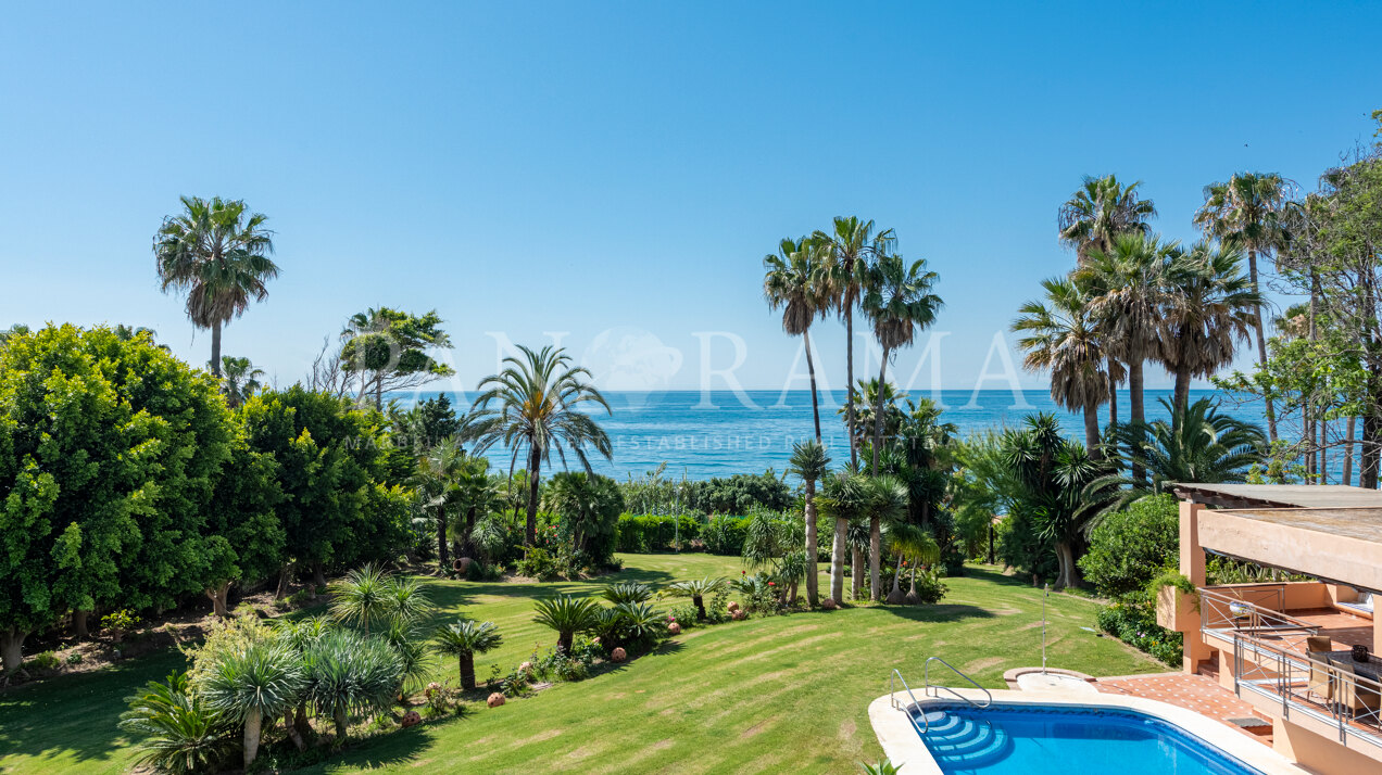 Frontline beach villa with spectacular Mediterranean views on an extensive plot on the New Golden Mile