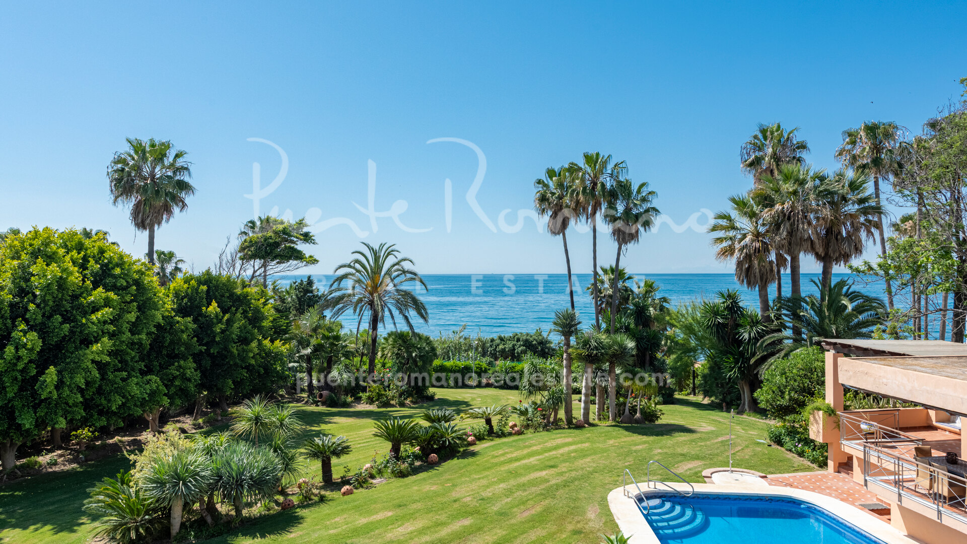 Villa en primera línea de playa con espectaculares vistas al mar sobre y amplia parcela en la Nueva Milla de Oro