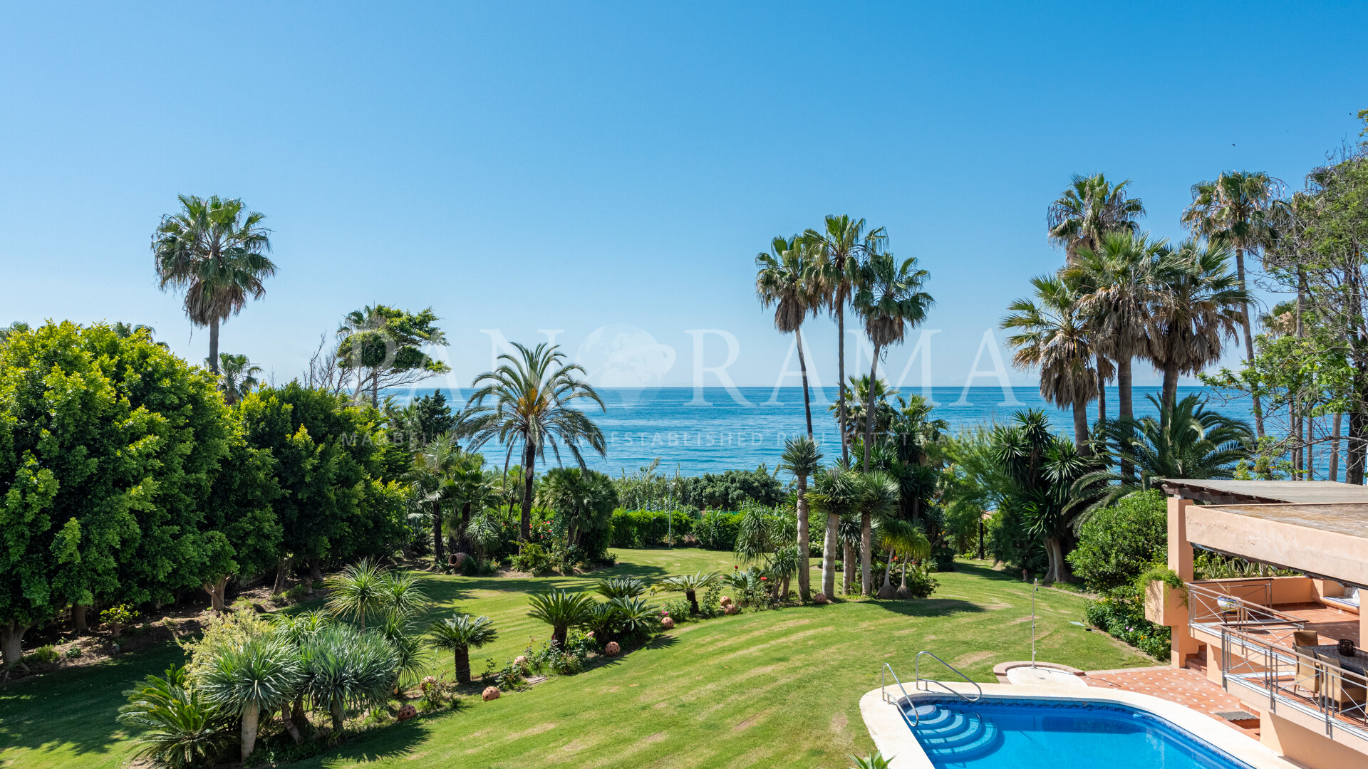 Frontline beach villa with spectacular Mediterranean views on an extensive plot on the New Golden Mile