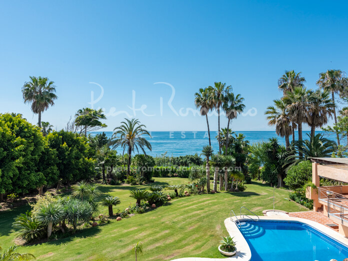 Villa en primera línea de playa con espectaculares vistas al mar sobre y amplia parcela en la Nueva Milla de Oro