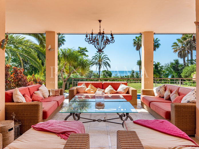 Frontline beach villa with spectacular Mediterranean views on an extensive plot on the New Golden Mile