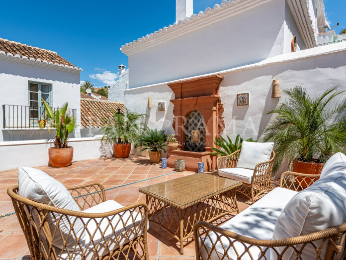 Stylish and impeccable large townhouse in Lomas Pueblo with private parking
