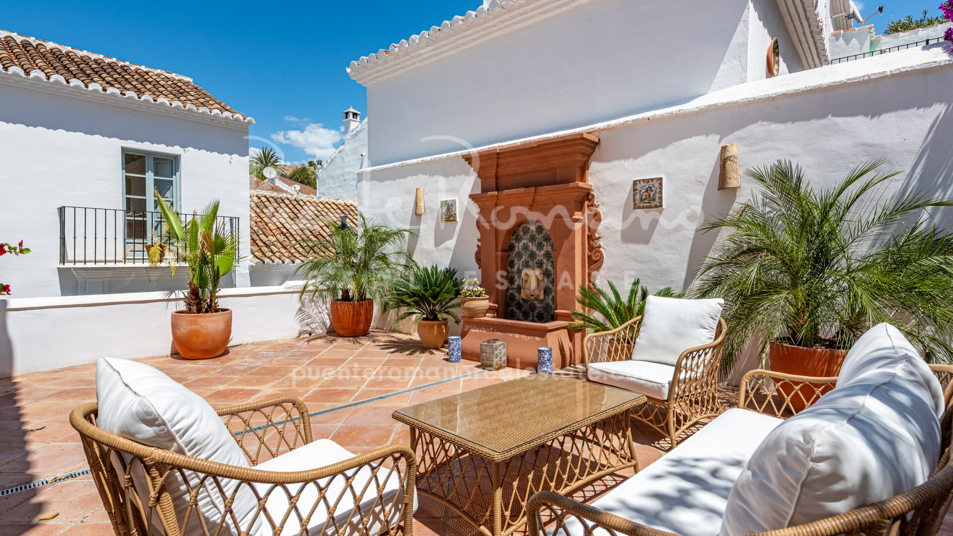 Amplia, elegante e impecable adosada en Lomas Pueblo con aparcamiento privado