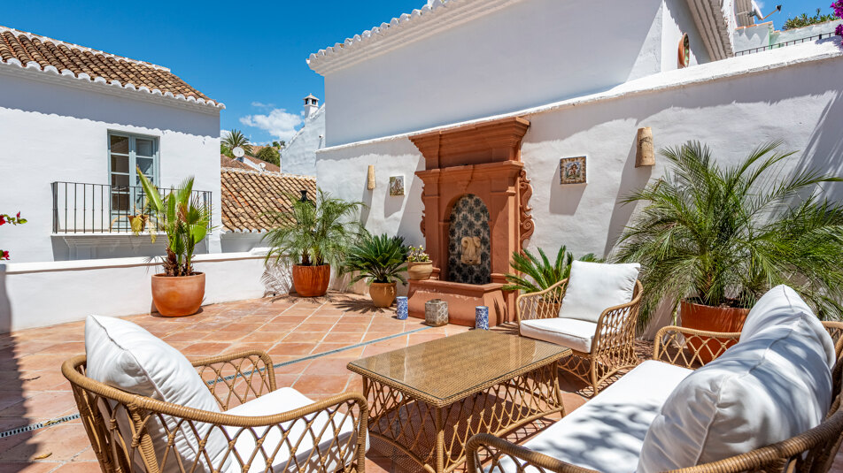 Stylish and impeccable large townhouse in Lomas Pueblo with private parking