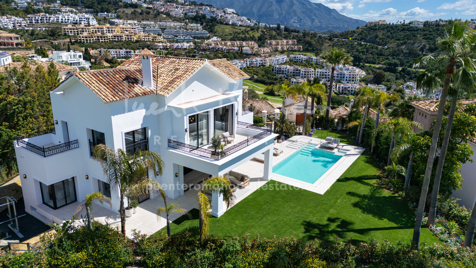 Luxurious villa in Los Arqueros in a gated community and with lovely views