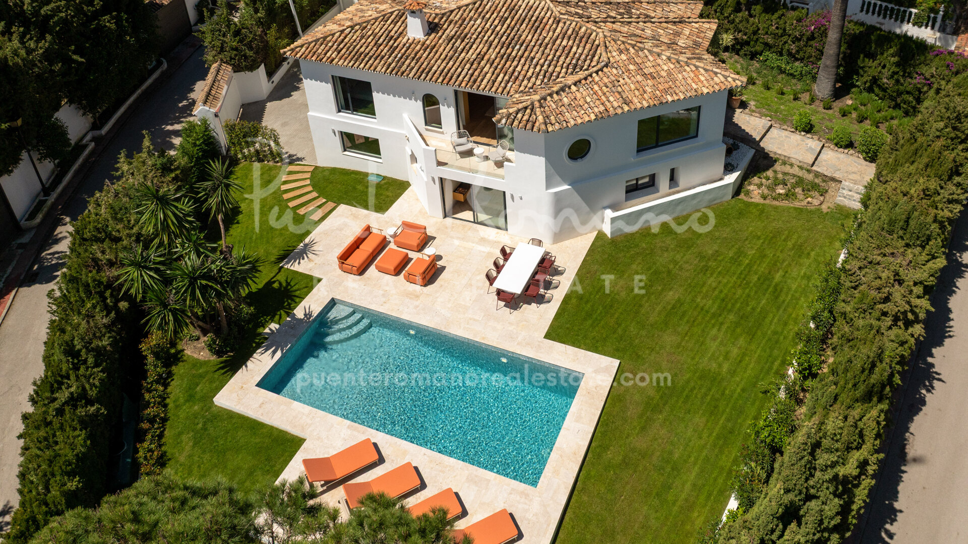 Mediterranean and modern style villa in the heart of Nueva Andalucía
