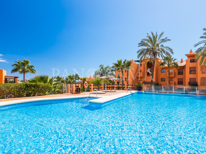 Appartement-jardin élégant près du golf d’Atalaya et de l’école internationale