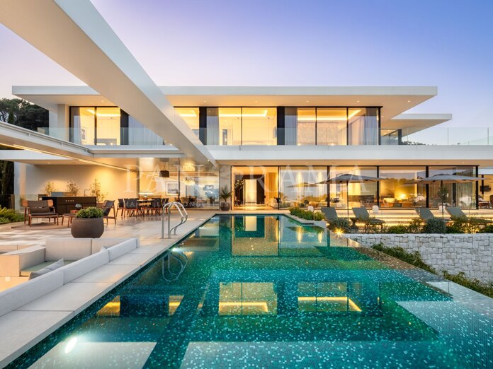 Modern architectural masterpiece in El Madroñal