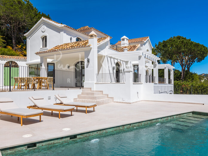 Elegant villa in El Madroñal with stunning panoramic views