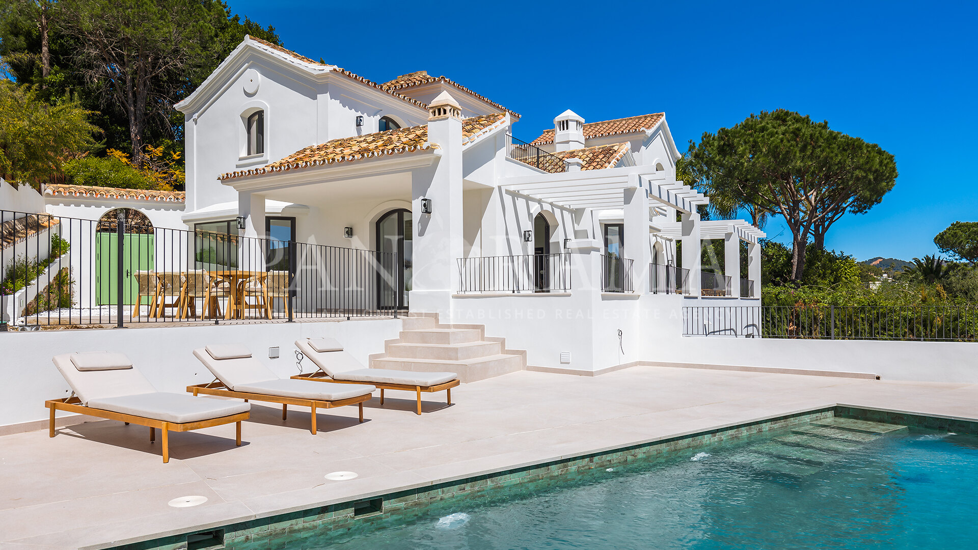 Elegant villa in El Madroñal with stunning panoramic views