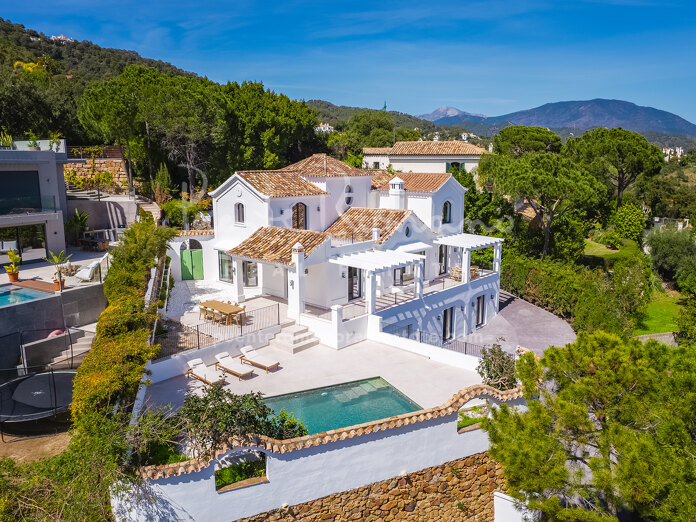 Elegant villa in El Madroñal with stunning panoramic views