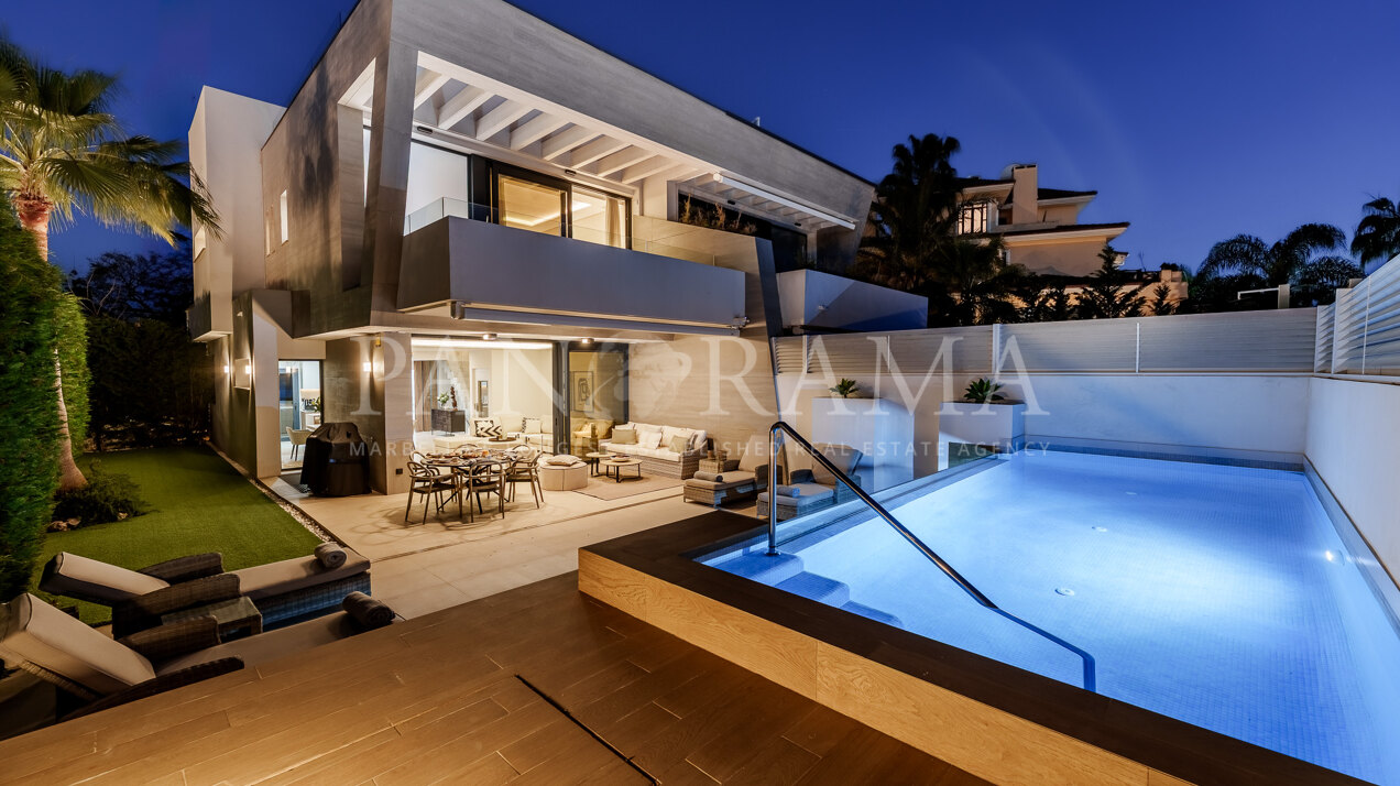 Moderna villa pareada en la exclusiva comunidad cerrada de Banus Bay