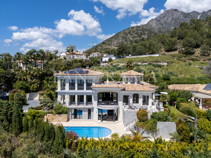 Excepcional villa con vistas panorámicas al mar en la prestigiosa comunidad de Sierra Blanca