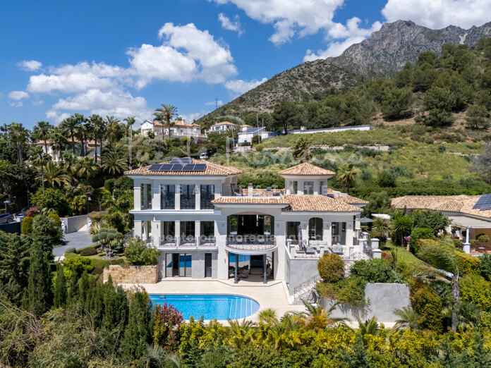 Excepcional villa con vistas panorámicas al mar en la prestigiosa comunidad de Sierra Blanca