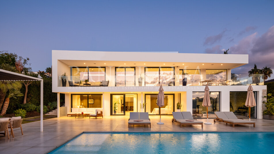 Frontline golf villa next to Los Naranjos golf club