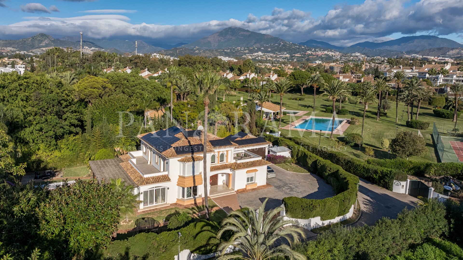 Charmante Familienvilla mit ausgezeichnetem Investitionspotenzial in Guadalmina Baja