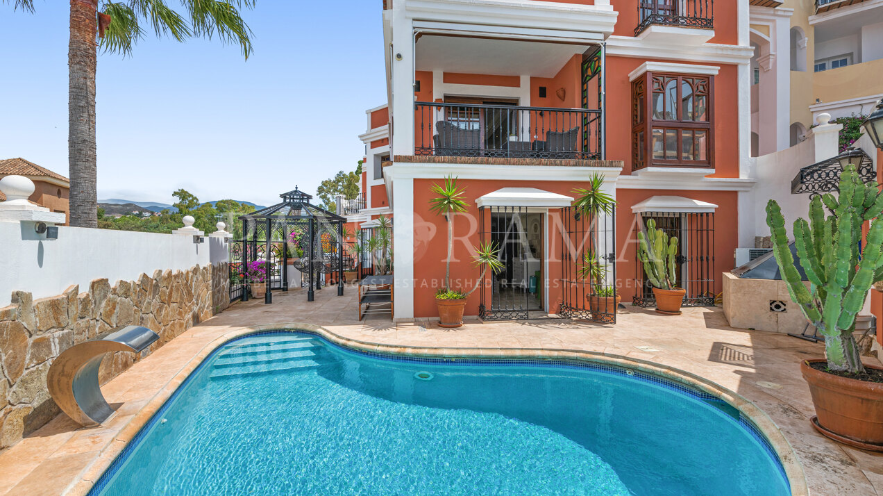 Charming corner townhouse with private pool in the picturesque Aloha Pueblo