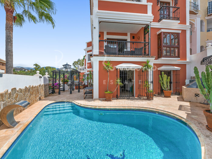 Encantadora casa adosada en esquina con piscina privada en el pintoresco Aloha Pueblo